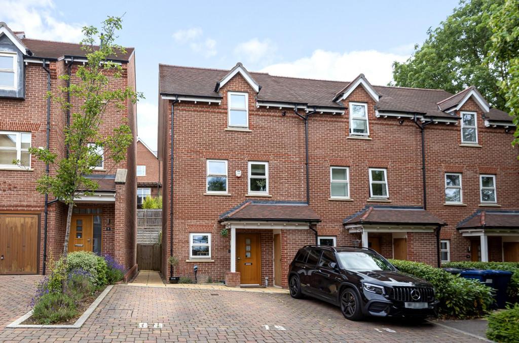 Wilkes Close, Mill Hill 3 bed end of terrace house £850,000