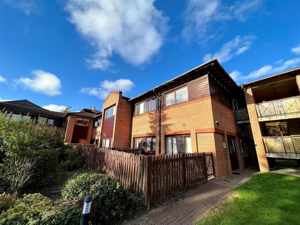 Furze Court 2 bed apartment £850 pcm (£196 pw)