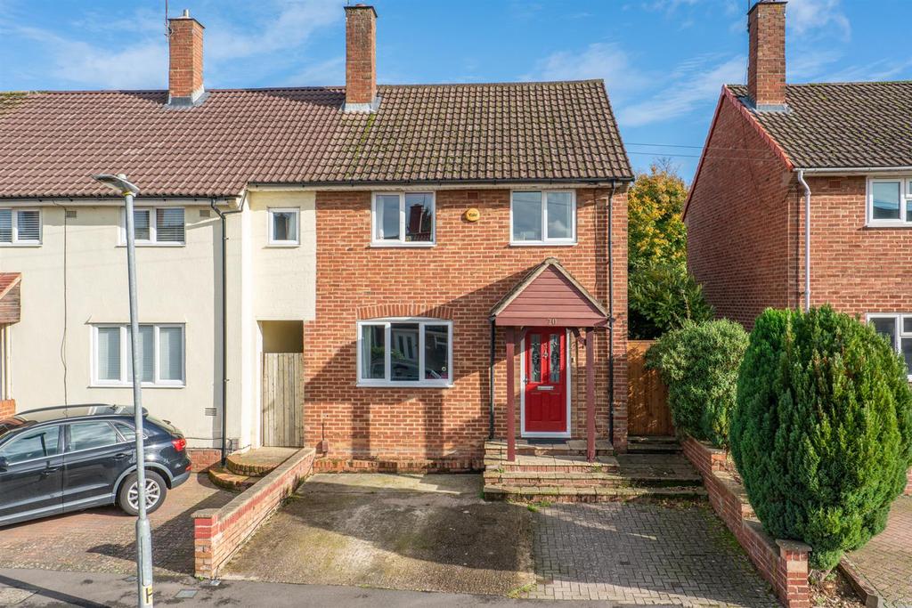 Benchleys Road, Chaulden, Hemel Hempstead, Hertfordshire, HP1 2AQ 3 bed