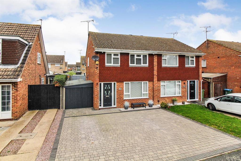 Rowland Way, Aylesbury 3 bed semidetached house £369,950
