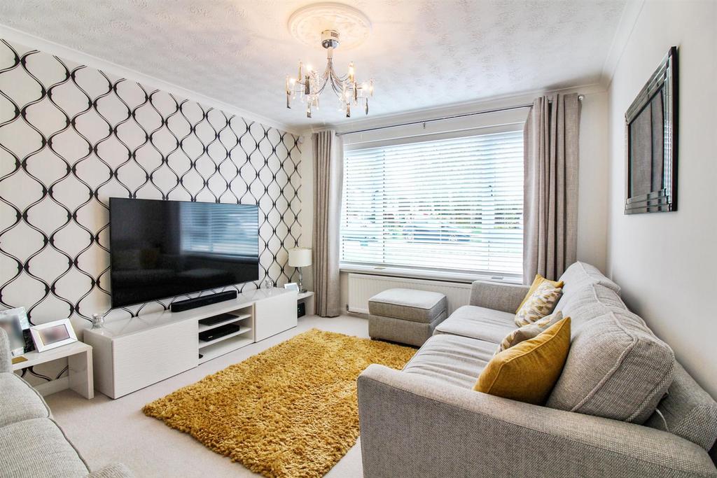 Rowland Way, Aylesbury 3 bed semidetached house £369,950