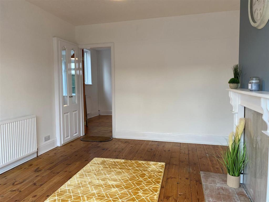 Willerby Road 2 bed semidetached house £750 pcm (£173 pw)
