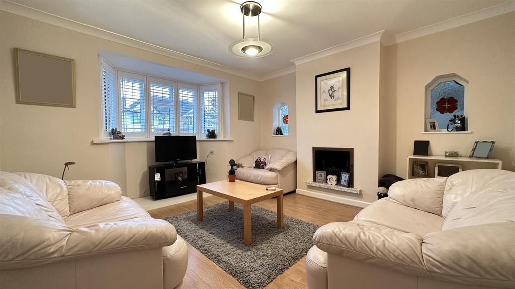 Chalgrove Crescent, Clayhall, IG5 0LX 3 bed semidetached house £580,000