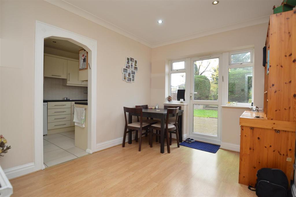 Chalgrove Crescent, Clayhall, IG5 0LX 3 bed semidetached house £580,000