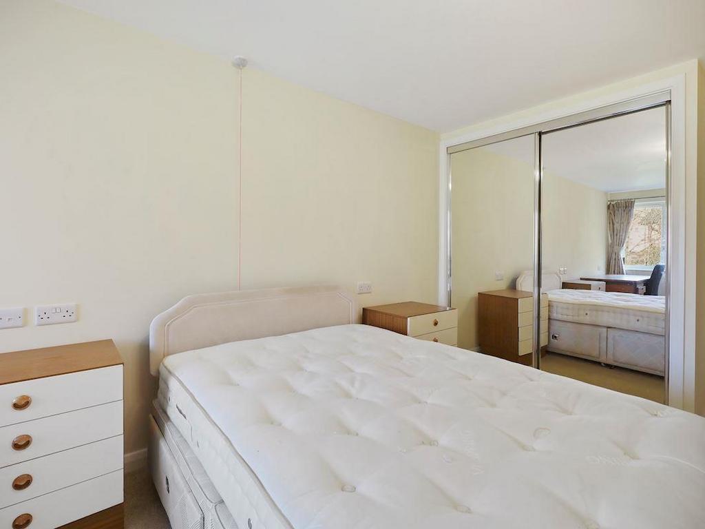 Bedroom (2).JPG