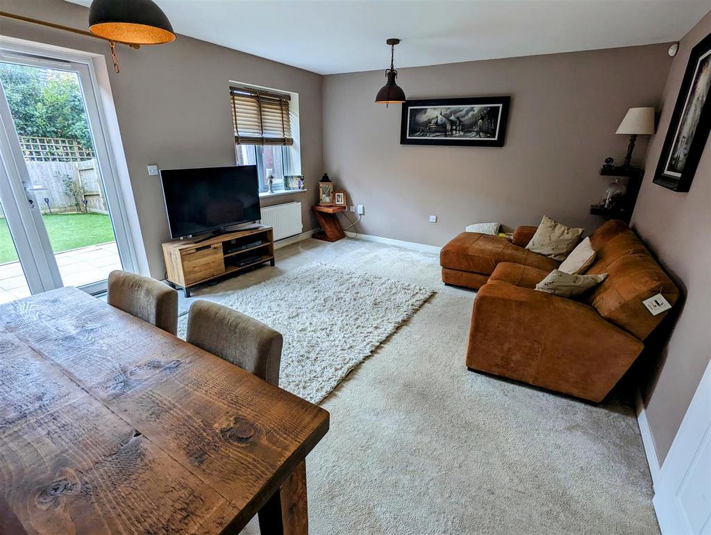 Farthington Drive, Royal Park, Nuneaton 4 bed semidetached house £