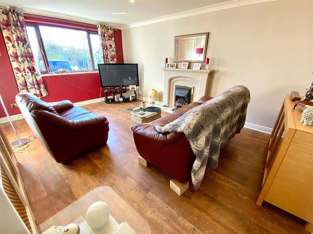 Water Royd Lane, Mirfield 3 bed semidetached house for sale £250,000