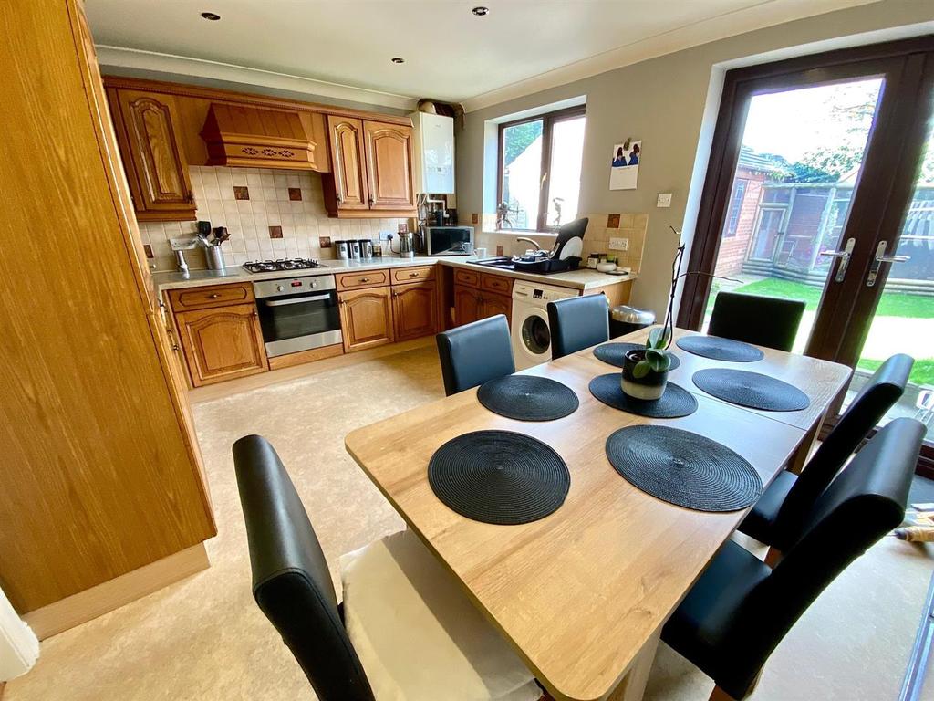 Water Royd Lane, Mirfield 3 bed semidetached house £250,000