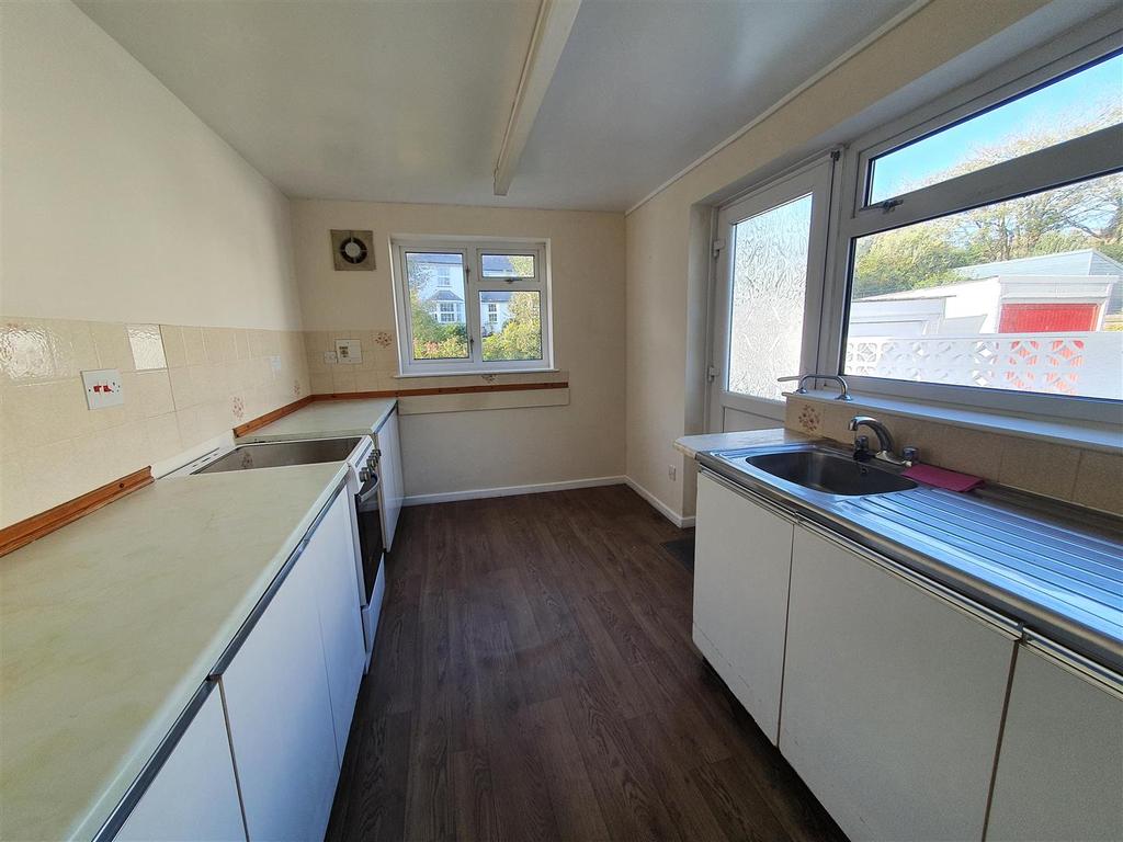 Moresk Close, Truro 3 bed semidetached bungalow £1,100 pcm (£254 pw)