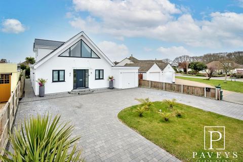 4 bedroom chalet for sale - Central Avenue, Frinton-On-Sea