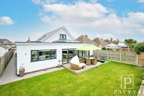 4 bedroom chalet for sale - Central Avenue, Frinton-On-Sea