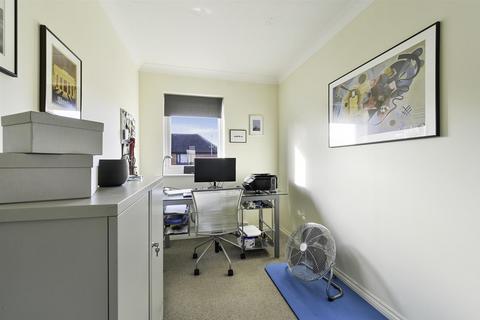 80 Farriers Road, Epsom, KT17 1LR
