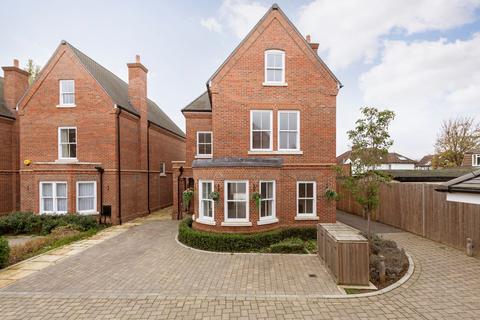 5 bedroom property for sale - Barrons Chase, Richmond