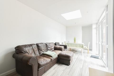 6 bedroom semi-detached house to rent, Savery Close, Norwich, NR5