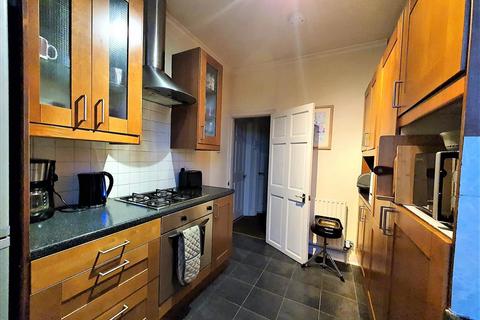 3 bedroom flat for sale, Hanworth Road, Feltham, Middlesex, TW13