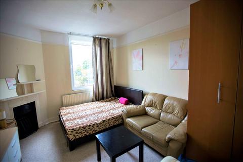 3 bedroom flat for sale, Hanworth Road, Feltham, Middlesex, TW13