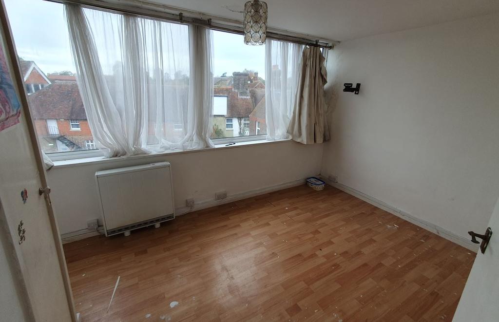 79C High Street, Uckfield, East... 4 bed flat £60,000