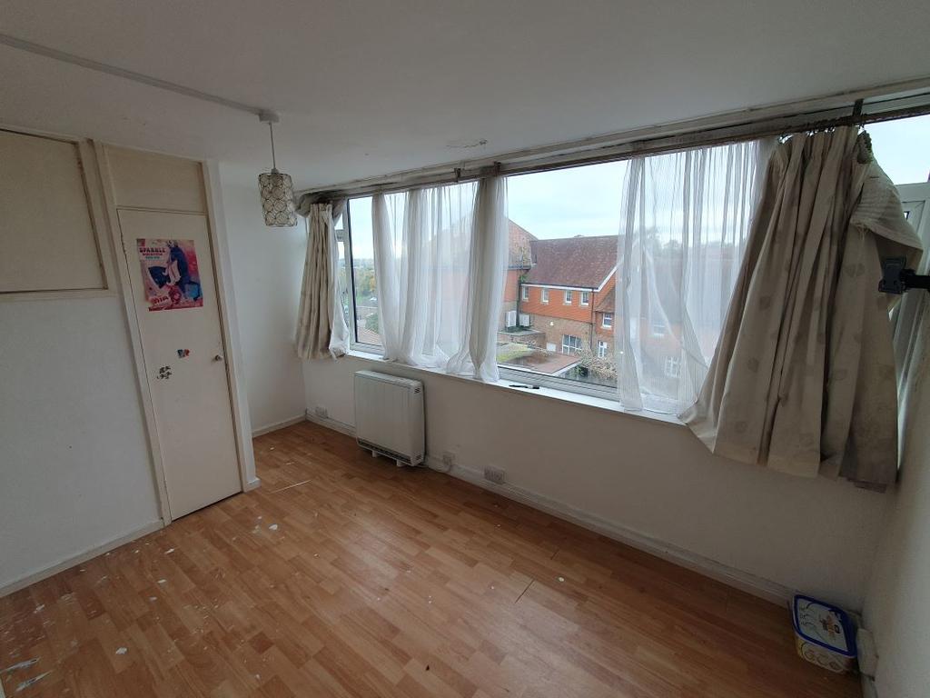79C High Street, Uckfield, East Sussex, TN22 1AS 4 bed flat £60,000