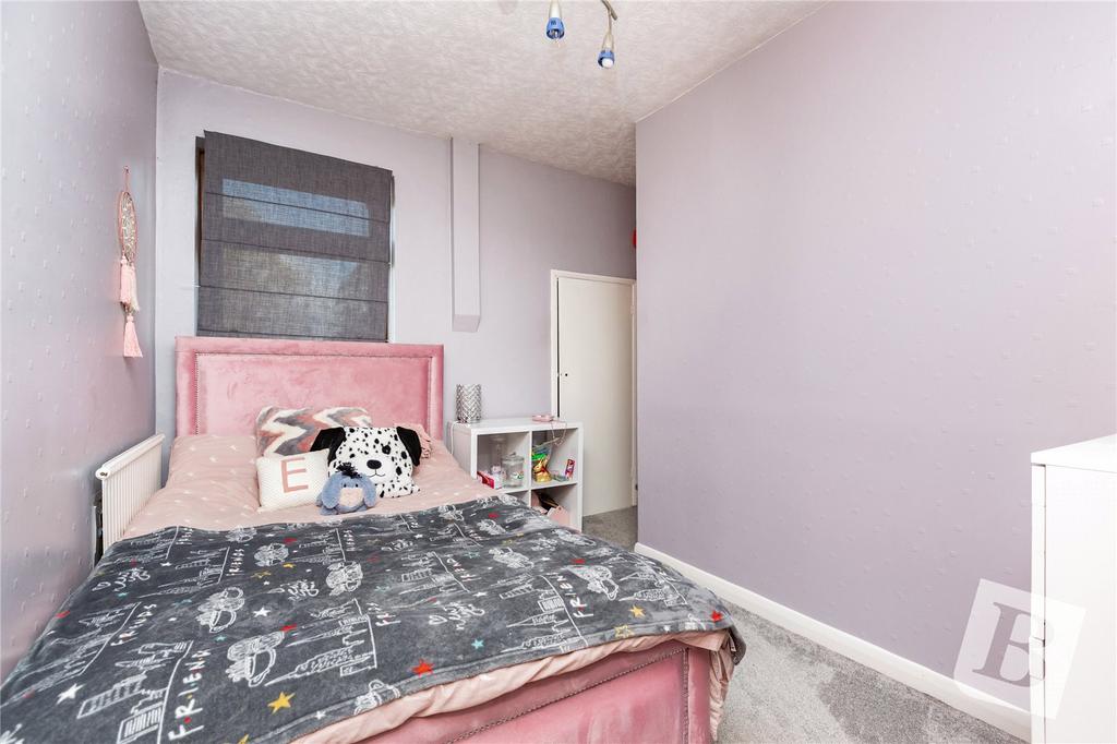 Street, Romford, RM1 3 bed semidetached house £375,000