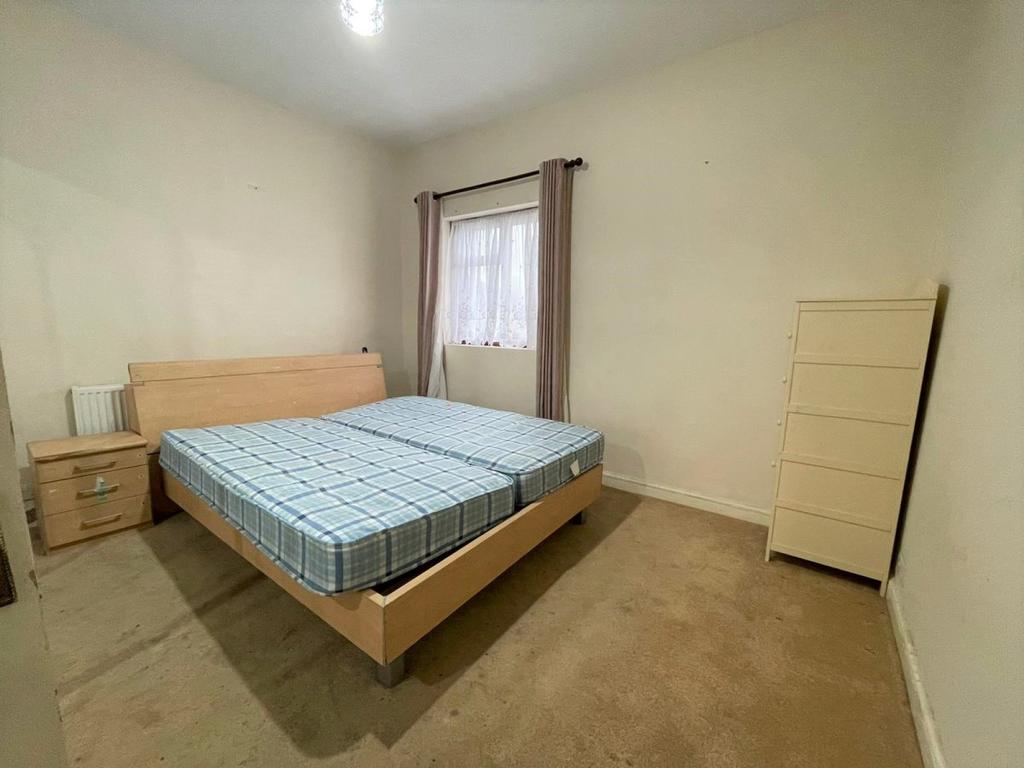Ilford Lane, Ilford 2 bed flat £1,650 pcm (£381 pw)