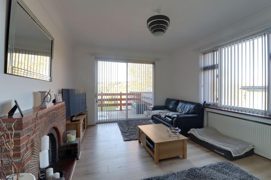 Woodplace Lane, Coulsdon CR5 4 bed detached bungalow £2,250 pcm (£519 pw)