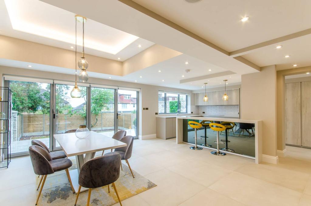 Oakmead Gardens, Mill Hill, Edgware, HA8 4 bed house £4,250 pcm (£981 pw)