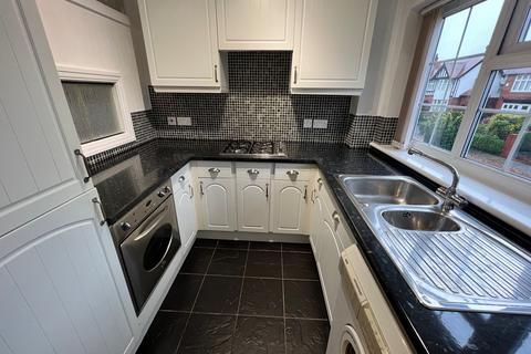 2 bedroom apartment to rent, Beaufort Road, Sale M33