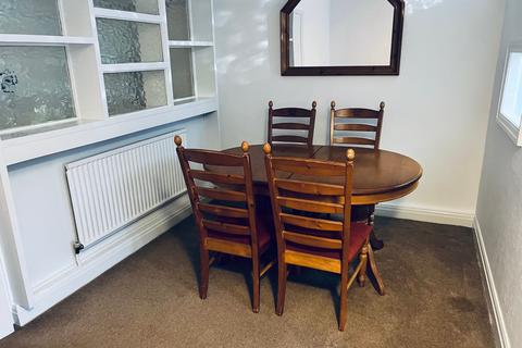 2 bedroom apartment to rent, Beaufort Road, Sale M33