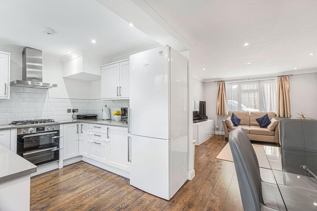 Clive Close, Potters Bar, EN6 3 bed semidetached house £575,000
