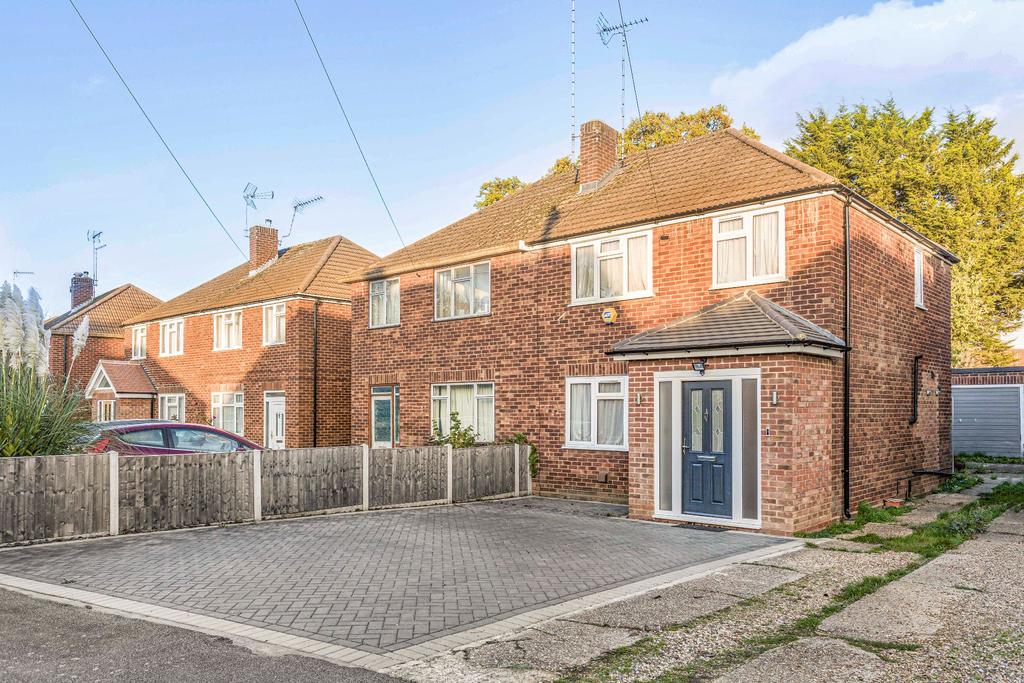 Clive Close, Potters Bar, EN6 3 bed semidetached house £575,000