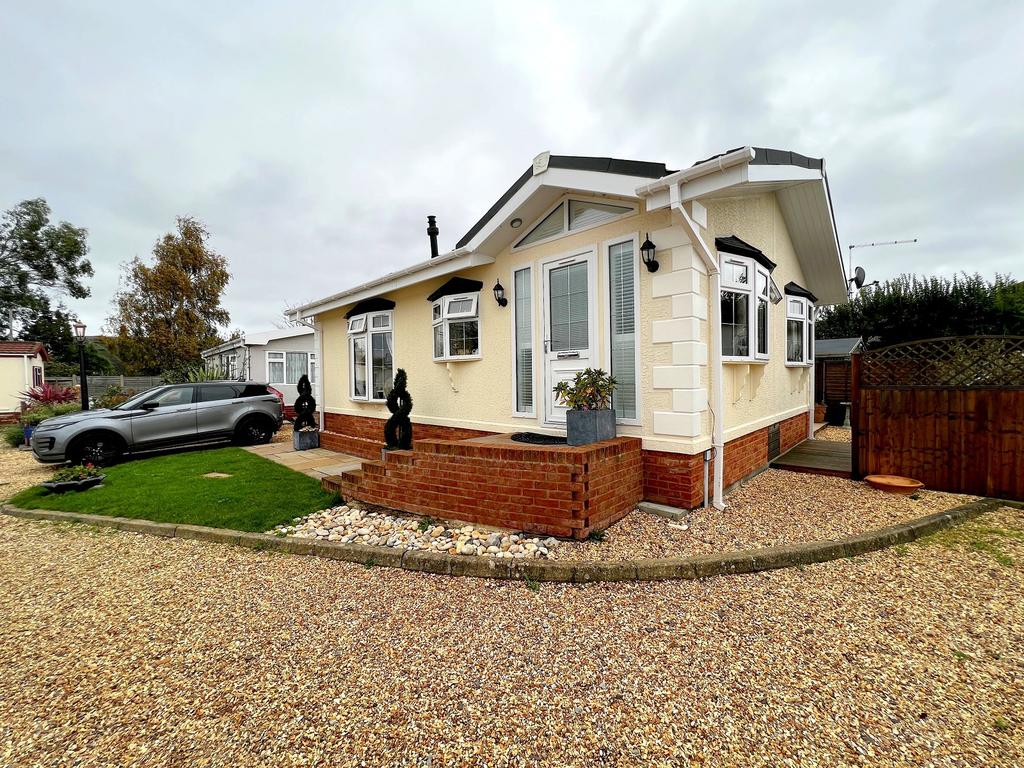 Fleurdelys Park, Pilley Hill, Pilley, Lymington, Hampshire. SO41 5QJ