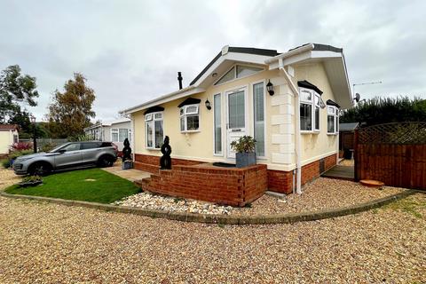 2 bedroom mobile home for sale, Fleur-de-lys Park, Pilley Hill, Pilley, Lymington, Hampshire. SO41 5QJ
