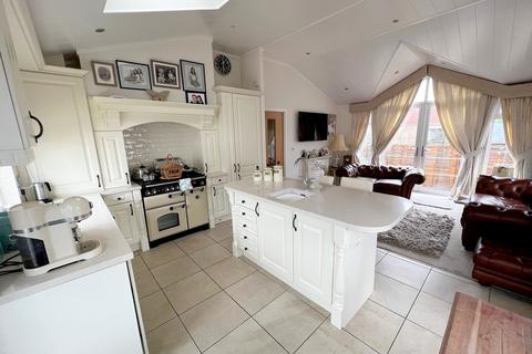 2 bedroom mobile home for sale, Fleur-de-lys Park, Pilley Hill, Pilley, Lymington, Hampshire. SO41 5QJ