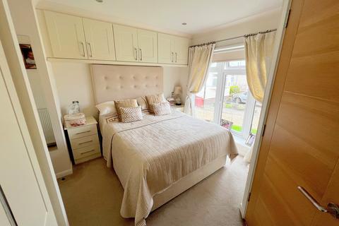 2 bedroom mobile home for sale, Fleur-de-lys Park, Pilley Hill, Pilley, Lymington, Hampshire. SO41 5QJ