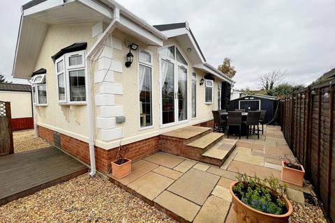 2 bedroom mobile home for sale, Fleur-de-lys Park, Pilley Hill, Pilley, Lymington, Hampshire. SO41 5QJ