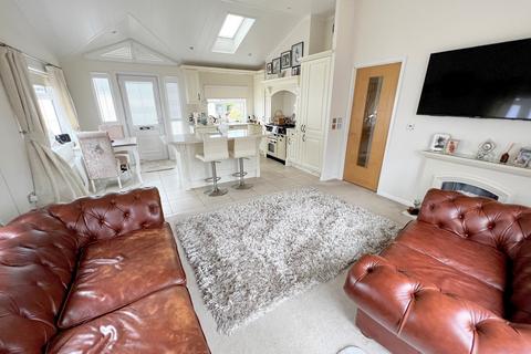 2 bedroom mobile home for sale, Fleur-de-lys Park, Pilley Hill, Pilley, Lymington, Hampshire. SO41 5QJ