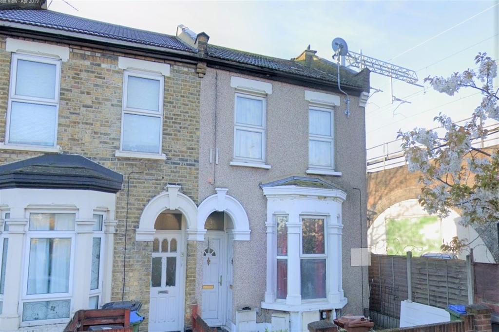 Cann Hall Road, E11 2 bed flat £1,800 pcm (£415 pw)