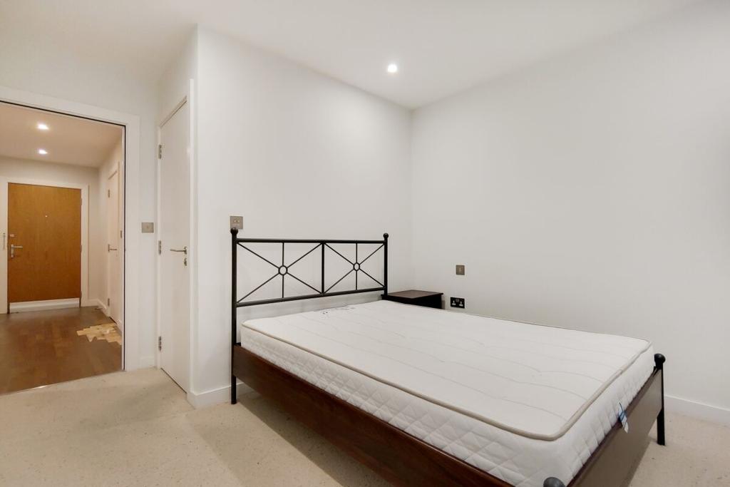 4 Main Bedroom-2