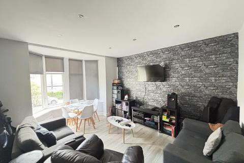 4 bedroom house to rent, Ash Road, Leeds