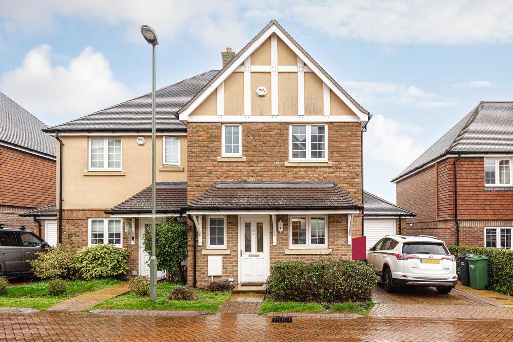 Whitebeam Close, Epsom 3 bed semidetached house £2,200 pcm (£508 pw)