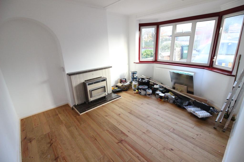 Dorchester Road, Worcester Park KT4 3 bed terraced house £1,800 pcm (£415 pw)