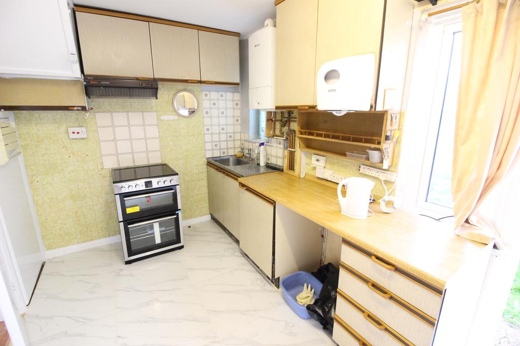 Dorchester Road, Worcester Park KT4 3 bed terraced house £1,800 pcm (£415 pw)