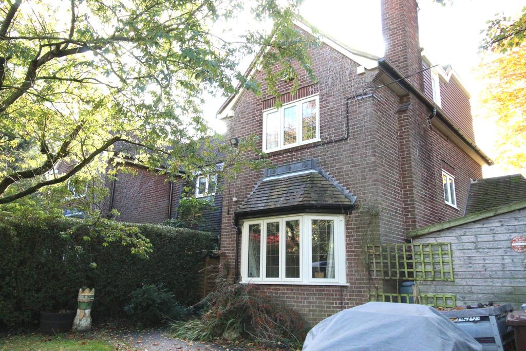Jones Lane, Rugeley, WS15 2UJ 4 bed semidetached house £1,150 pcm (£