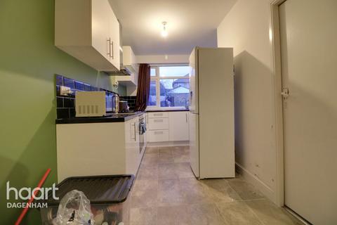 3 bedroom end of terrace house for sale - New Road, Dagenham