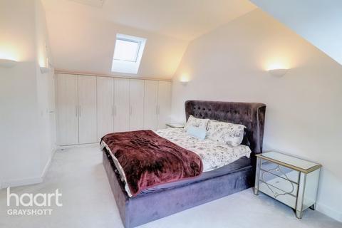 27 Brickwork Avenue, Liphook, GU30 7WP