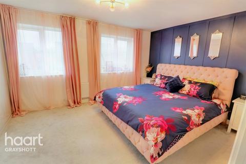 27 Brickwork Avenue, Liphook, GU30 7WP