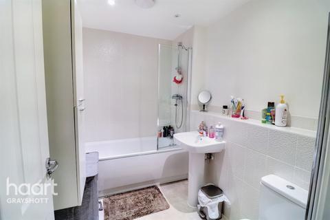 27 Brickwork Avenue, Liphook, GU30 7WP