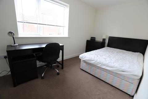 4 bedroom semi-detached house to rent - Comet Avenue, Newcastle-under-Lyme, ST5