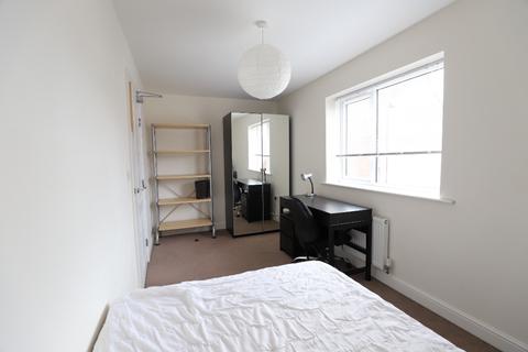 4 bedroom semi-detached house to rent - Comet Avenue, Newcastle-under-Lyme, ST5