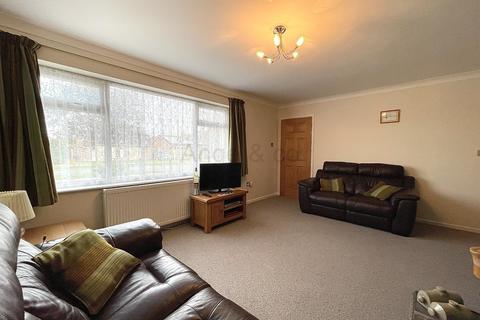 25 Clifford Drive, Lowestoft, NR33 9EX